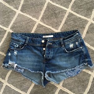 Zara Trafaluc Denim Makers Frayed Distressed  Denim Shorts, size 8